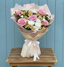 Букет цветов из:  Гвоздики, Орхидеи и Розы в Песковке