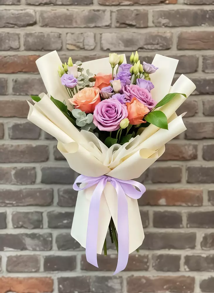 Букет цветов из: Лизиантусы и Розы в Песковке