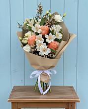 Букет цветов из:  Альстромерии, Лизиантусы, Розы и Хризантемы в Песковке