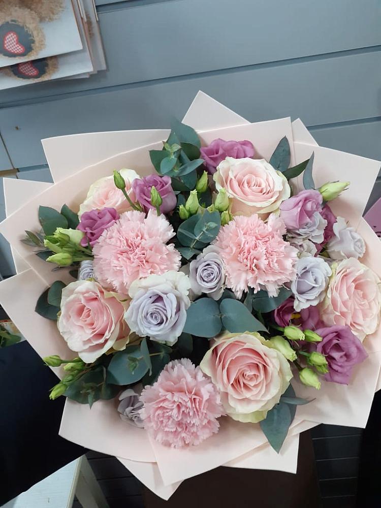 Букет цветов из: Розы, Гвоздики и Лизиантусы в Песковке