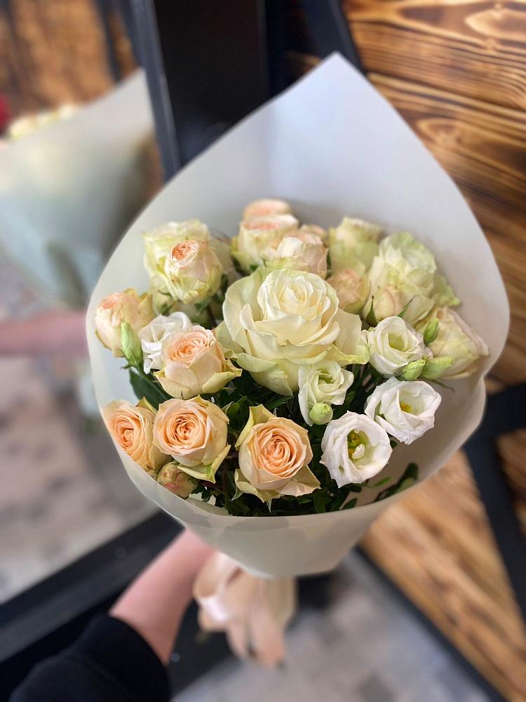 Букет цветов из: Розы и Лизиантусы в Песковке